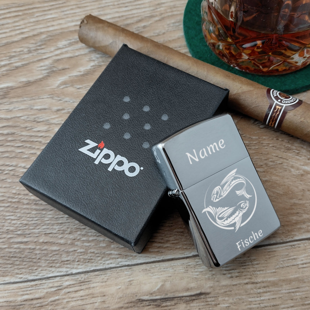 Zippo® Feuerzeug Chrome Brushed mit Sternzeichen-Motiv & Wunschgravur