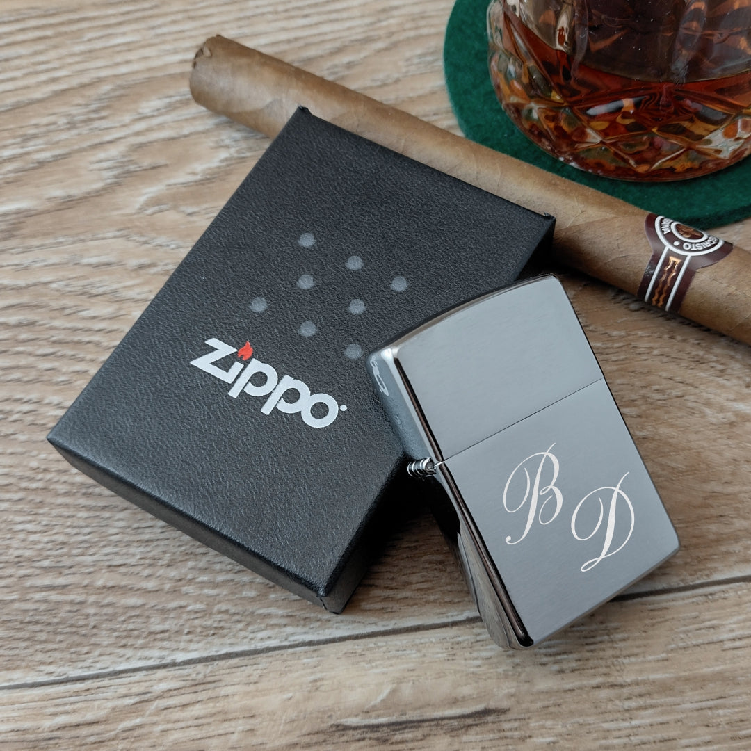 Zippo® Feuerzeug Chrome Brushed mit Initialen Gravur